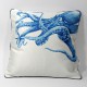 DK-116 Zierkissen mit Kunstmotiv „Octopus“ in blau auf cremeweiß, 40x40 cm